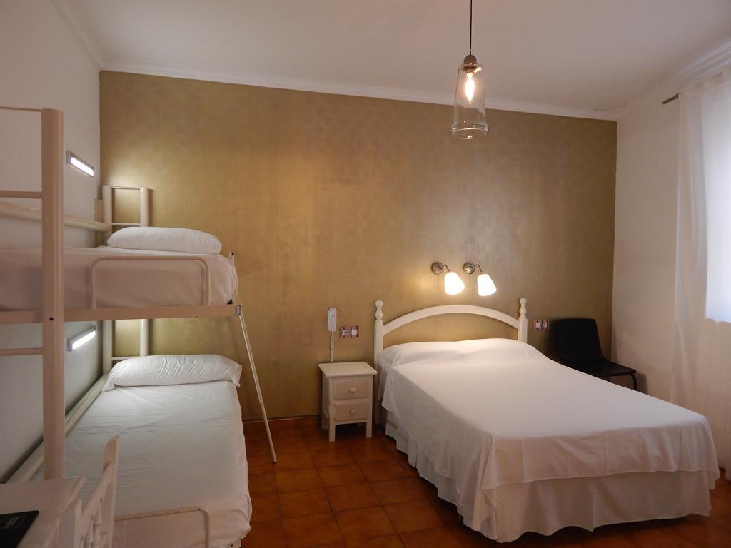 Hostal Arias Siviglia Esterno foto